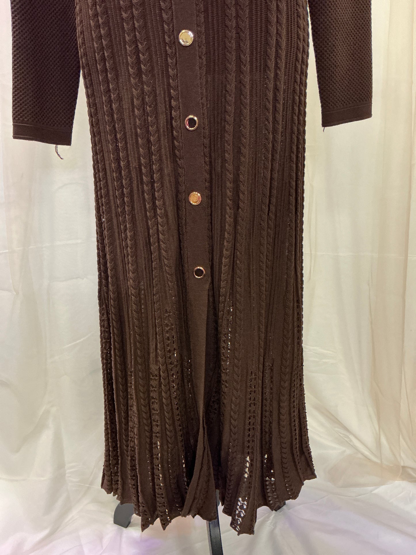 Strickkleid mit goldenen Knöpfen