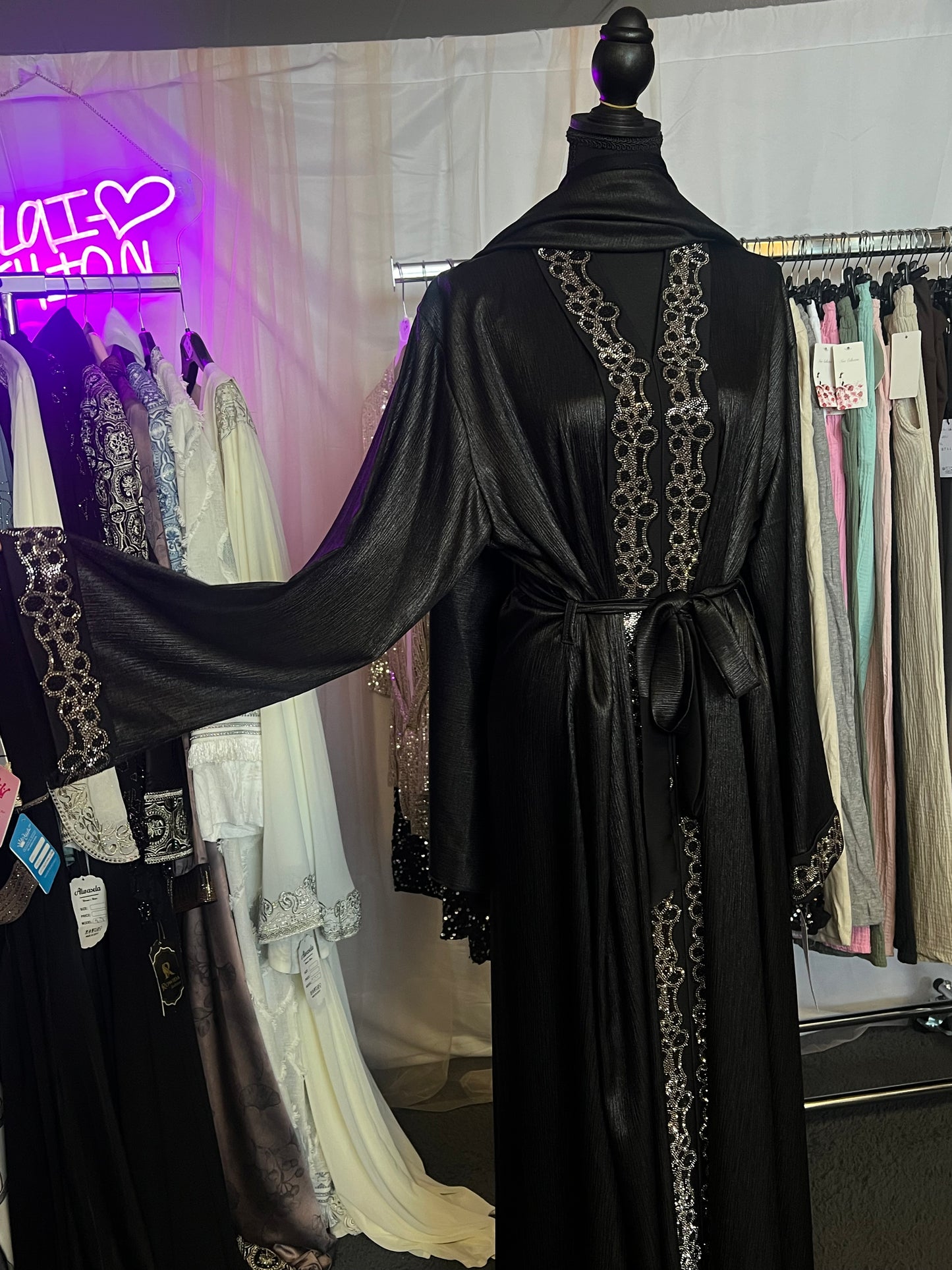 Luxus Abaya mit Strassbordüre & Bindegürtel – Schwarz