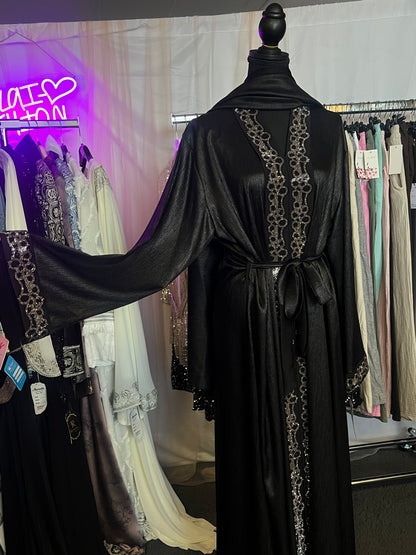 Luxus Abaya mit Strassbordüre & Bindegürtel – Schwarz