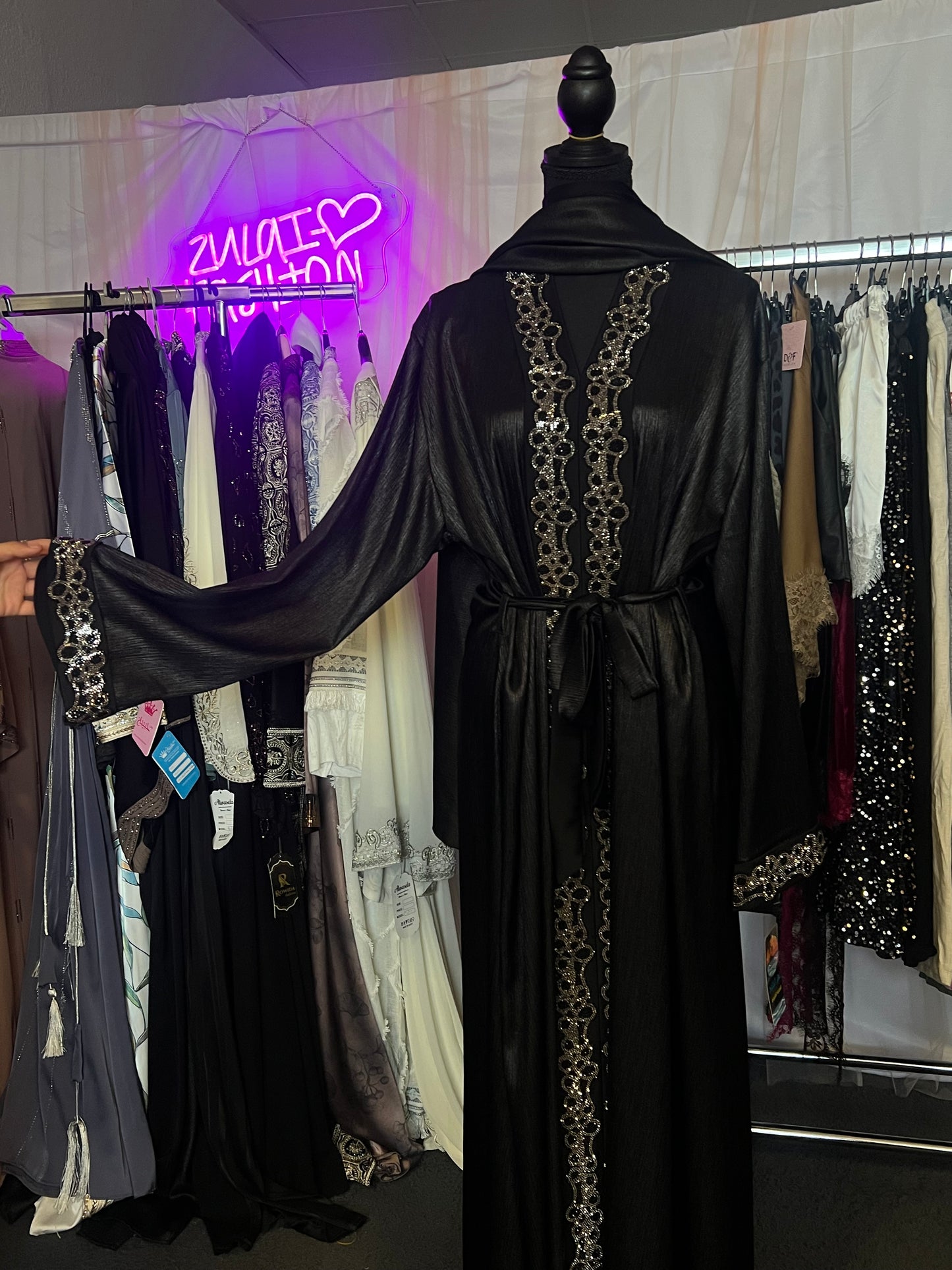 Luxus Abaya mit Strassbordüre & Bindegürtel – Schwarz