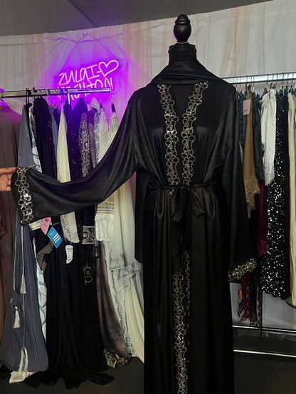 Luxus Abaya mit Strassbordüre & Bindegürtel – Schwarz