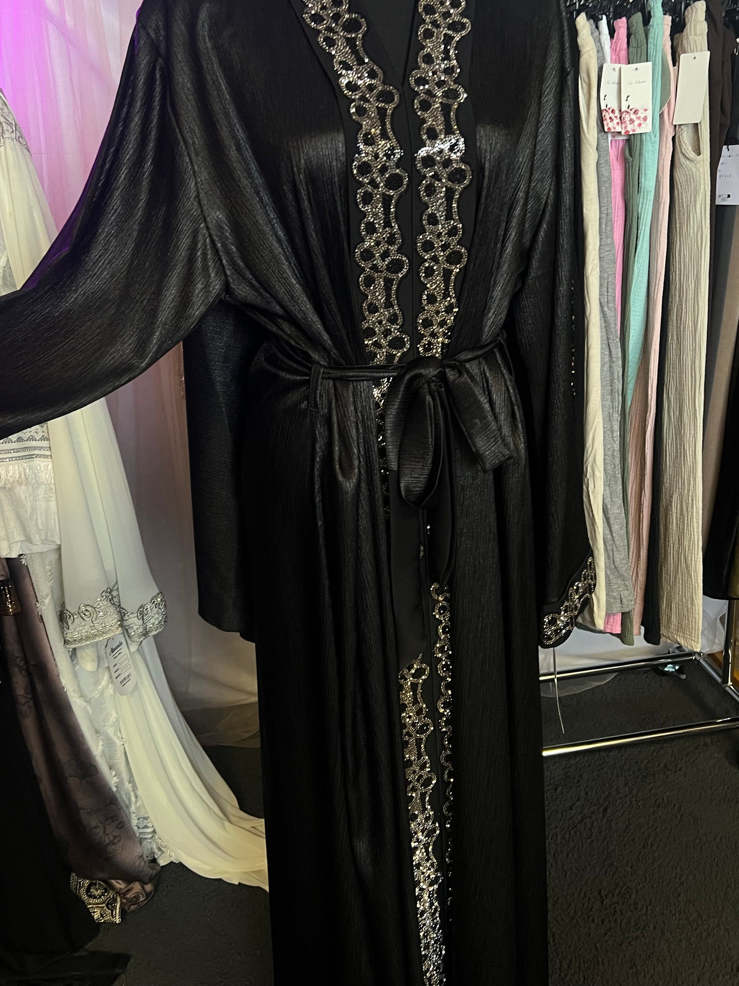 Luxus Abaya mit Strassbordüre & Bindegürtel – Schwarz