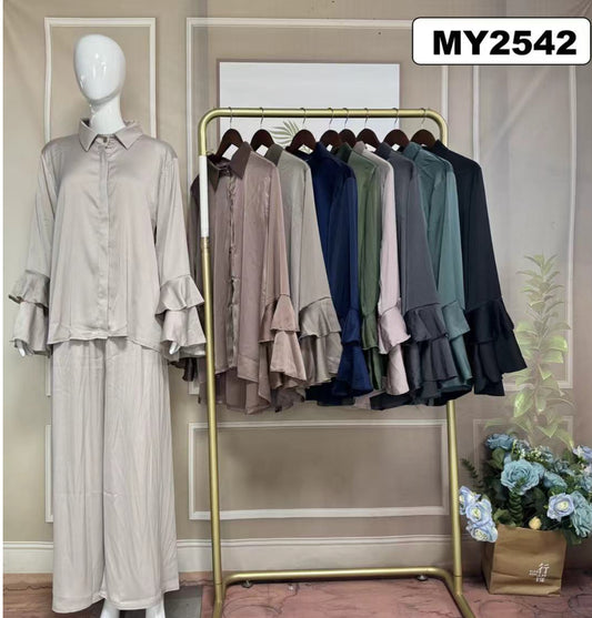 Satiniertes Set mit Rüschenärmeln