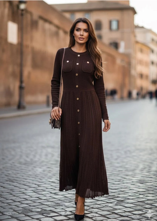 Strickkleid mit goldenen Knöpfen